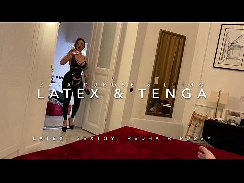 ❤️ Ngoanana e monyane ea nang le hlooho e khubelu ea apereng seaparo sa latex se kentsoeng ke ntate oa bobeli Porno  ❌