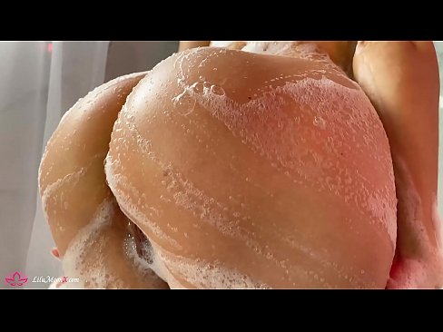❤️ Brunette o ipholla litho tsa botona kapa botšehali ho li khotsofatsa Pussy e nang le Vibrator ho ea ho Intense Orgasm in Shower Porno  ❌