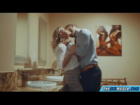 ❤️ Ha blonde e mahlahahlaha e u eka ka kamoreng ea ho phomola ea sechaba Porno  ❌
